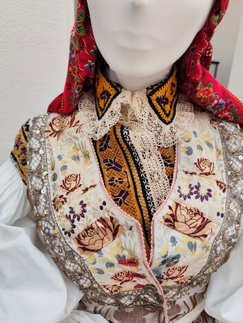 Detail ženského tradičného odevu - Slovácko (Morava, ČR)