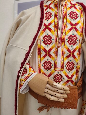 Detail výšivky na mužskom tradičnom odeve z oblasti Čavoj