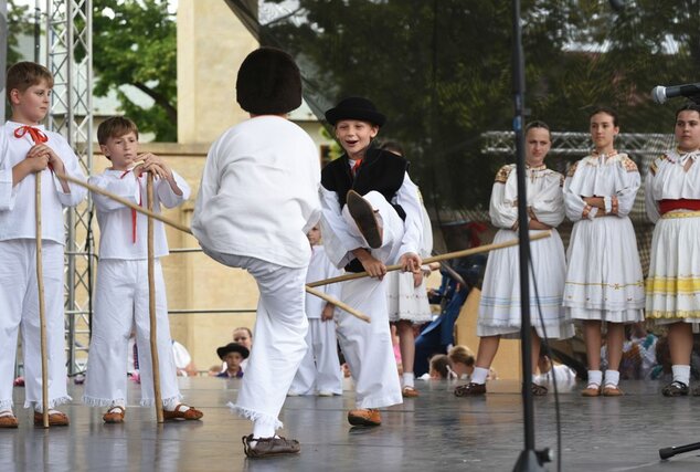 Veselože - program detských folklórnych súborov-Fialka