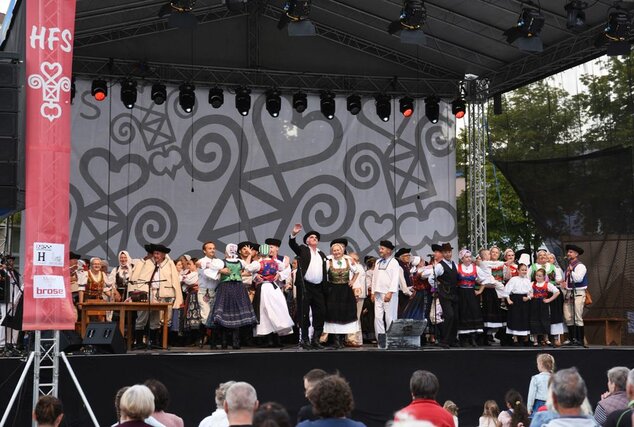 Stretnutie – doma a vo svete - program folklórnych skupín hornej Nitry - záver