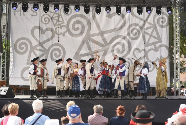 Stretnutie – doma a vo svete - program folklórnych skupín hornej Nitry - Lubená