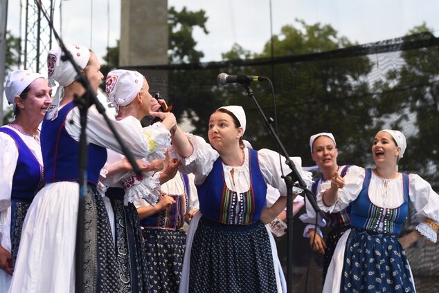 Plným priehrštím - medailón jubilujúcej folkloristky Elišky Hrbíkovej