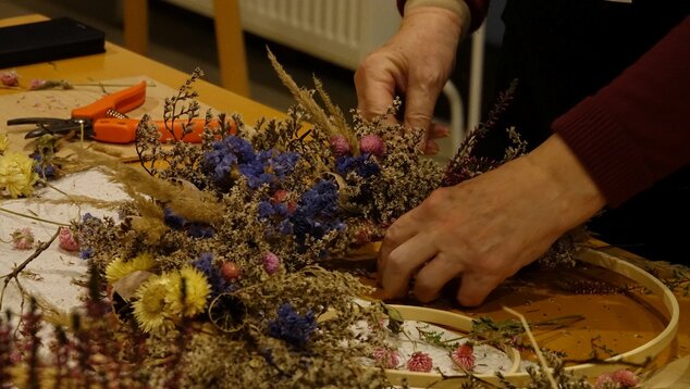 Kvetinový workshop: Vitie prírodného polvenčeka/dvojvenčeka zo sušených kvetov s Petrou z Dielničky pri Družstve