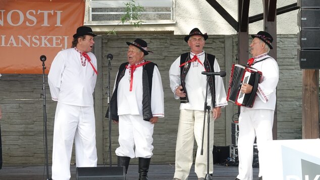 Folklórna skupina Boršina z Nitrianskych Sučian