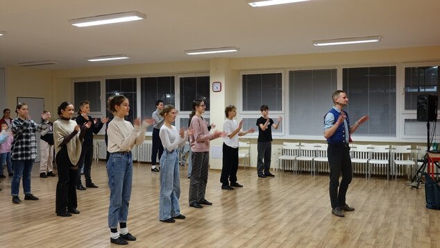 Tanečný lektor Mgr. art. Martin Krigovský učil záujemcov tradičné tance karpatských Nemcov