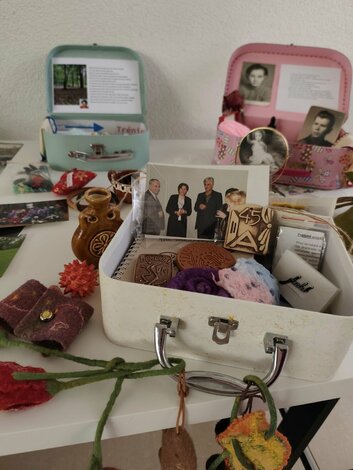 Výstava „spomienky v kufríku“ - 590886376_1319086980247812_7656826254313632452_n