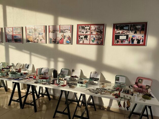 Výstava „spomienky v kufríku“ - 591703333_1319086253581218_1738394117113234711_n