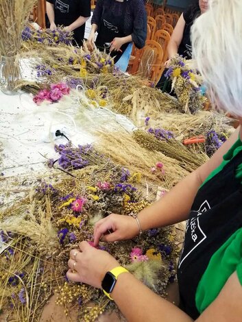 Kvetinový workshop: Vitie prírodného jesenného venca zo sušených kvetov s Petrou z Dielničky pri Dru