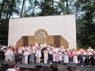 Záverečné spoločné vystúpenie účinkujúcich detských folklórnych súborov