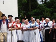 Spoločné vystúpenie účinkujúcich folklórnych súborov