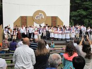 Záverečné spoločné vystúpenie účinkujúcich folklórnych súborov