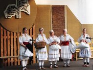 Vystúpenie folklórnej skupiny Vrchárka Čavoj v rámci programu "Stretnutie"