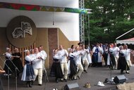 Vystúpenie folklórneho súboru Senior Vtáčnik Prievidza v rámci programu "Stretnutie"