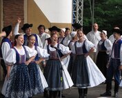 Vystúpenie folklórneho súboru Senior Vtáčnik Prievidza v rámci programu "Stretnutie"