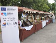 Jarmok tradičných ľudových remesiel počas festivalu dychových hudieb v Chynoranoch 