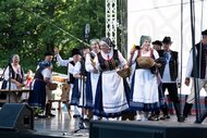 Fígle, žarty, huncútstva a prekáračky: program folklórnych skupín hornej Nitry - FSk Oslianka z Oslian ©Samuel Kunik