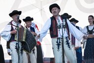 Fígle, žarty, huncútstva a prekáračky: program folklórnych skupín hornej Nitry - FSk Hájiček z Chrenovca-Brusna ©Samuel Kunik