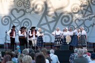 Fígle, žarty, huncútstva a prekáračky: program folklórnych skupín hornej Nitry - FSk Sielnica z Lazian ©Samuel Kunik