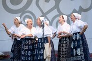 Fígle, žarty, huncútstva a prekáračky: program folklórnych skupín hornej Nitry - FSk Sielnica z Lazian ©Samuel Kunik