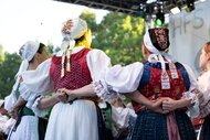 Fígle, žarty, huncútstva a prekáračky: program folklórnych skupín hornej Nitry ©Samuel Kunik