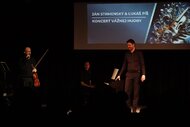 Vpravo: klavirista Lukáš Píš