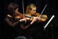 Jana Gubková Černá – 1. husle a Andrea Benická – 2. husle