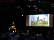 Staré stromy v blízkosti sakrálnej stavby