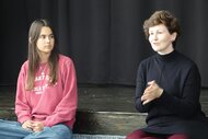 V ZUŠ L. Stančeka v Prievidzi si účastníci workshopu Od starého k novému kabaretu vyskúšali umenie kabaretných umelcov pod vedením lektorky Jany Fakla Mikitkovej. (9.10.)