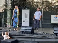 Odovzdanie richtárskej ferule starostkou obce Čavoj Annou Gulášovou starostovi obce Valaska Belá Milošovi Cúcikovi