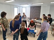 Lektorka Viera Rečková ukazuje prácu s hlinou na hrnčiarskom kruhu