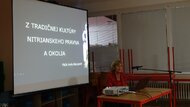Etnologička PhDr. Iveta Géczyová prezentovala tradičný odev v Nitrianskom Pravne a v okolí