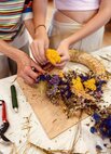 Kvetinový workshop: Vitie prírodného jesenného venca zo sušených kvetov s Petrou z Dielničky pri Dru